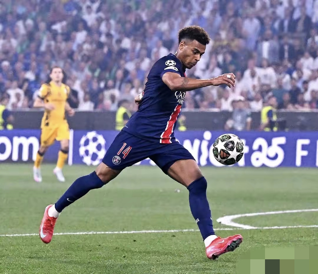 巴黎圣日耳曼客场大胜纽波特，稳固领先地位