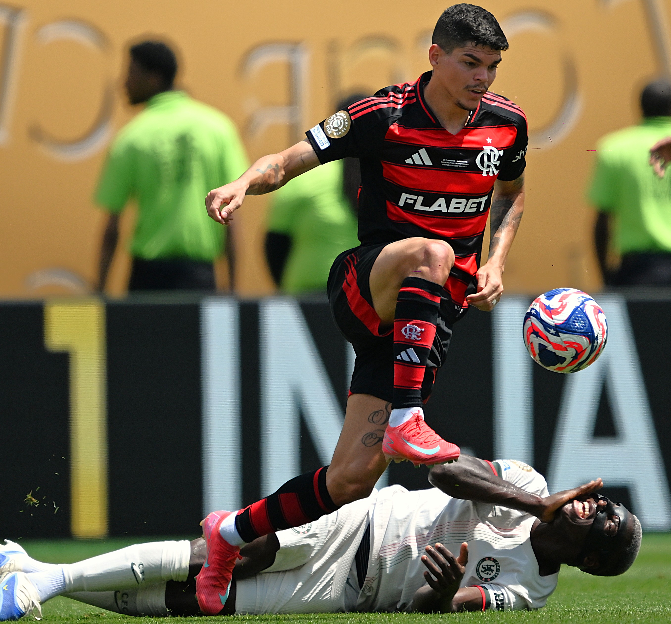 关于顶级足球赛事备受瞩目，胜负未可知的信息