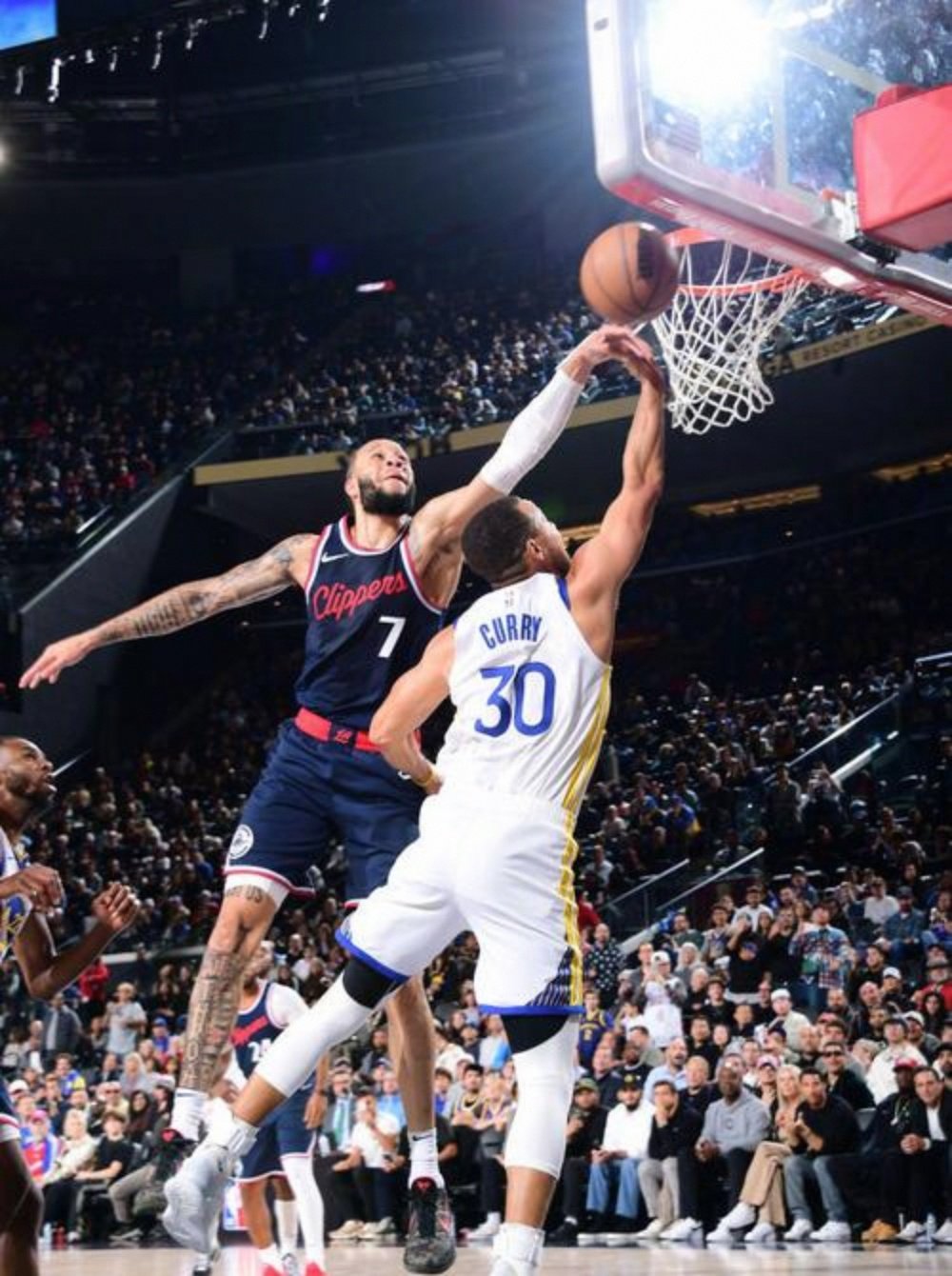 勇士主场击败尼克斯,库里发威,助球队止住颓势 勇士主场击败尼克斯,库里发威,助球队止住颓势